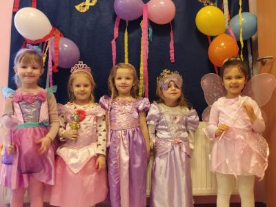 Dziewczynki z 4 latków w pięknych kostiumach balowych