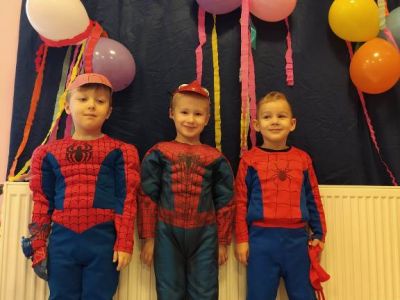 Spider-mani w grupie 4 latków
